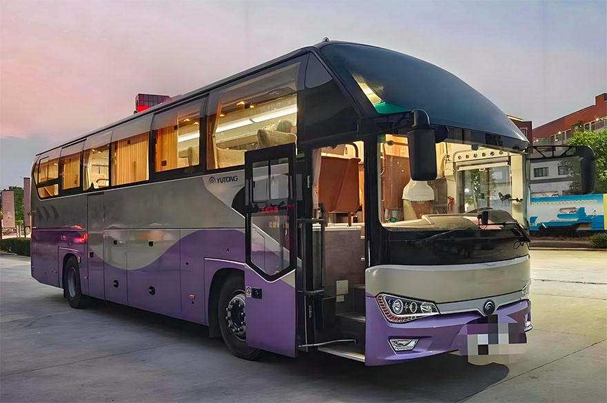 成都租旅游大巴车;豪华保姆大巴车.jpg
